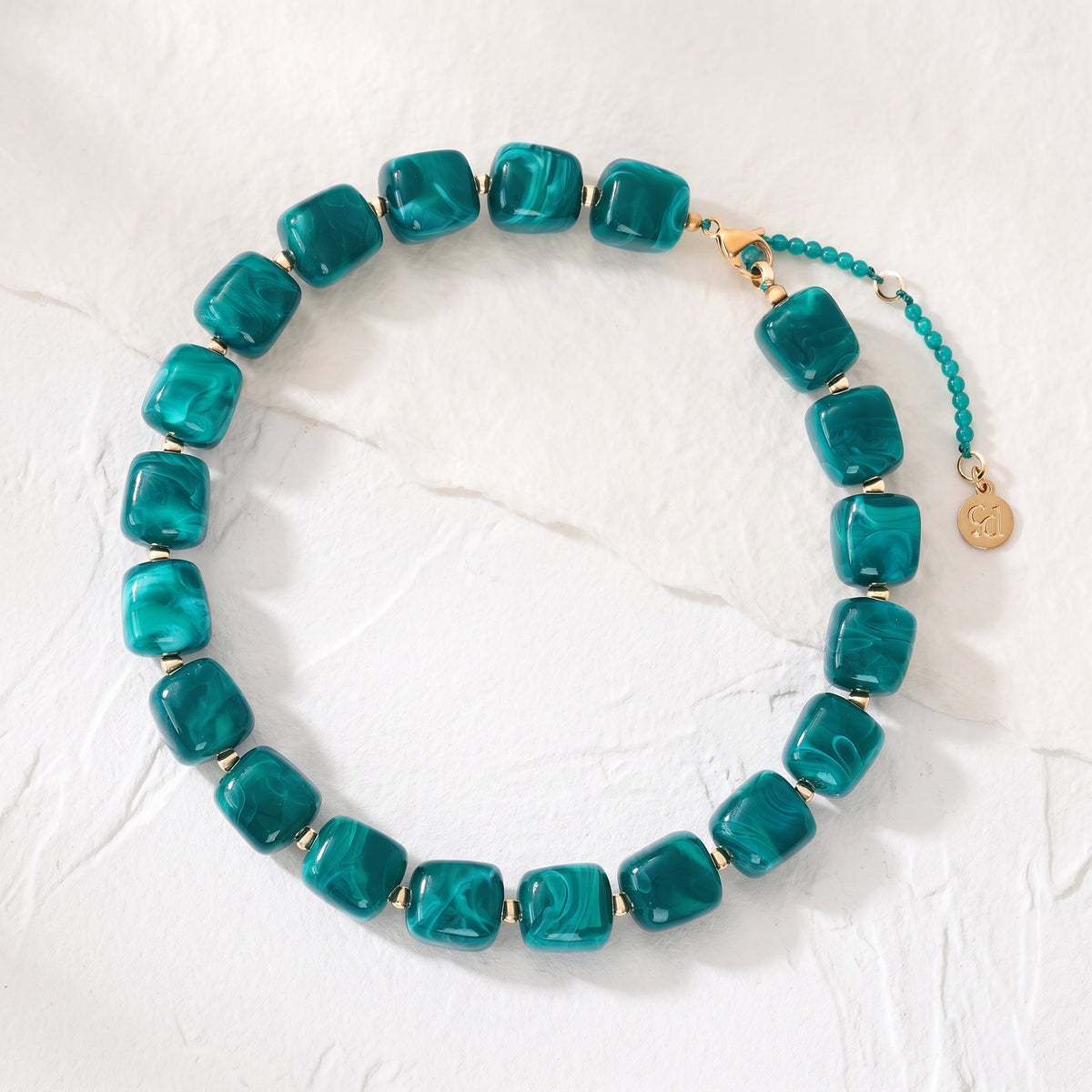 Collar de cuentas cuadradas gruesas azul