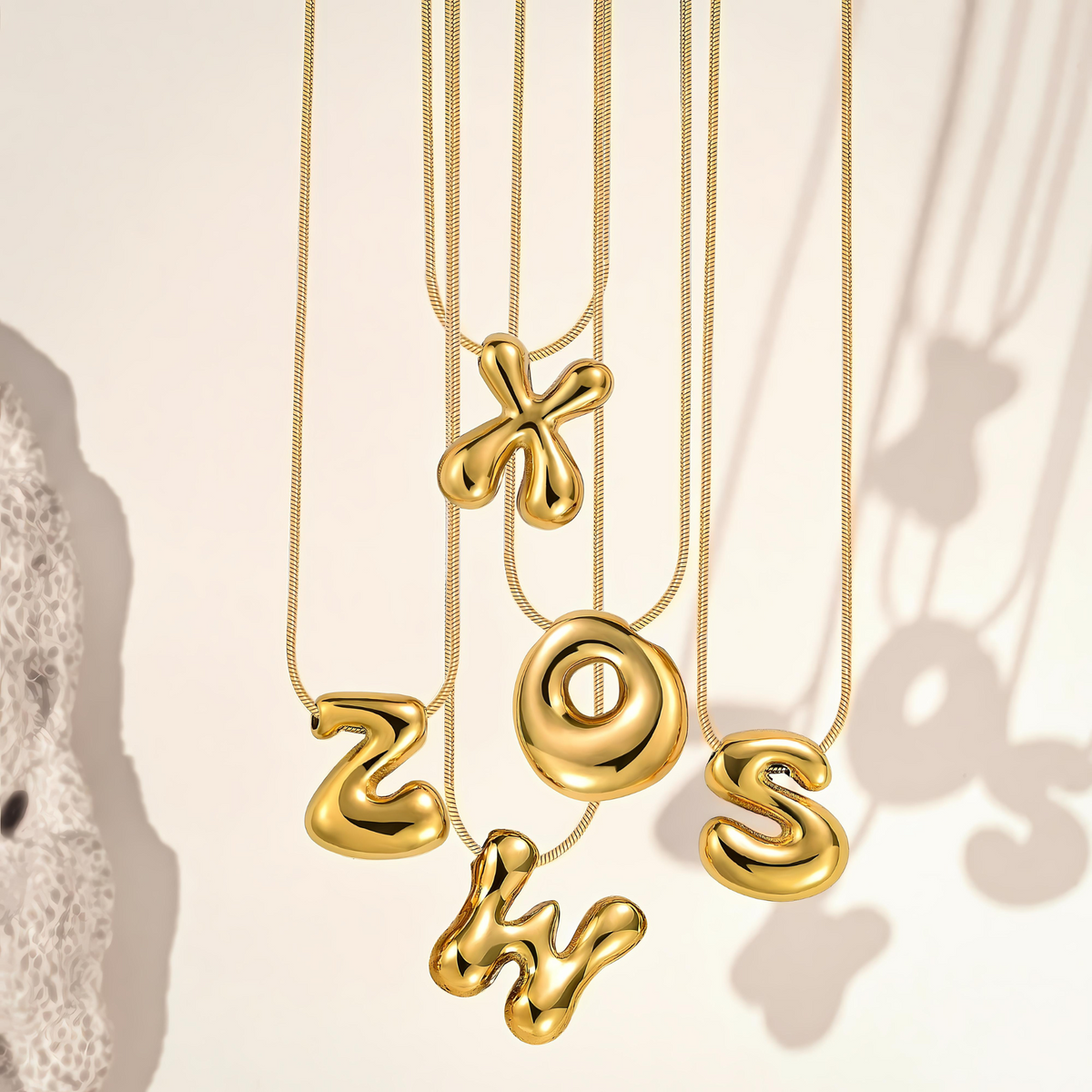 Collar con inicial en letra burbuja de brillo dorado