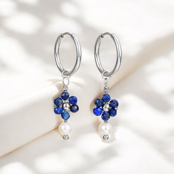 Pendientes de aro con lapislázuli plateado y flor de perla