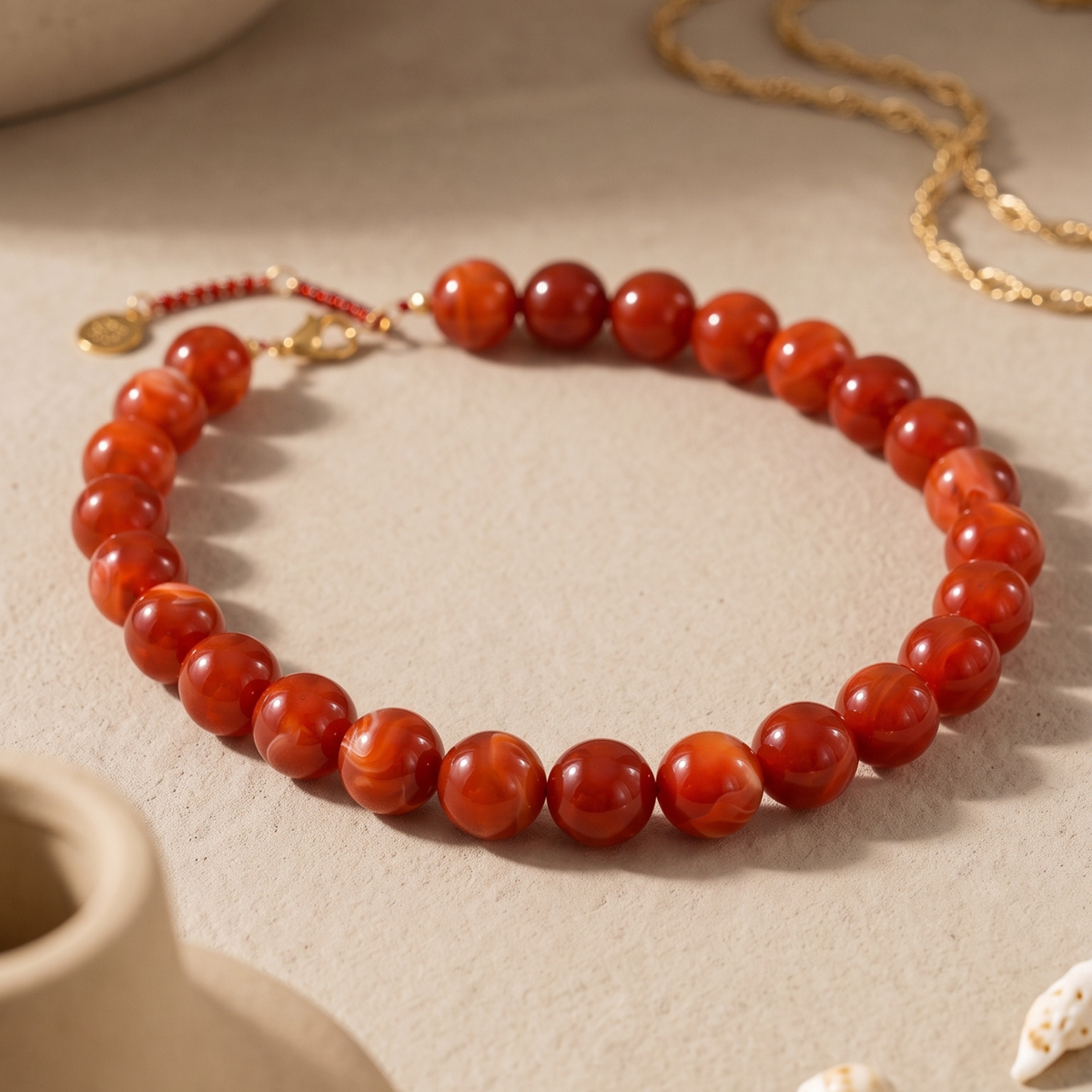 Collar grueso de cuentas rojas