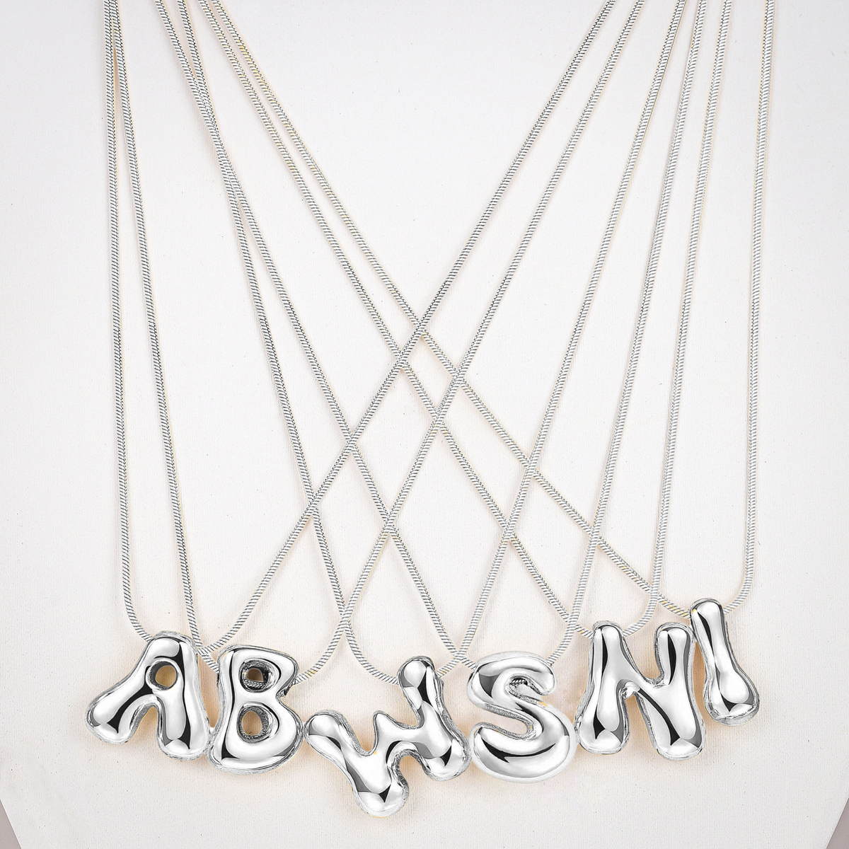 Collar con inicial en letra burbuja de brillo plateado