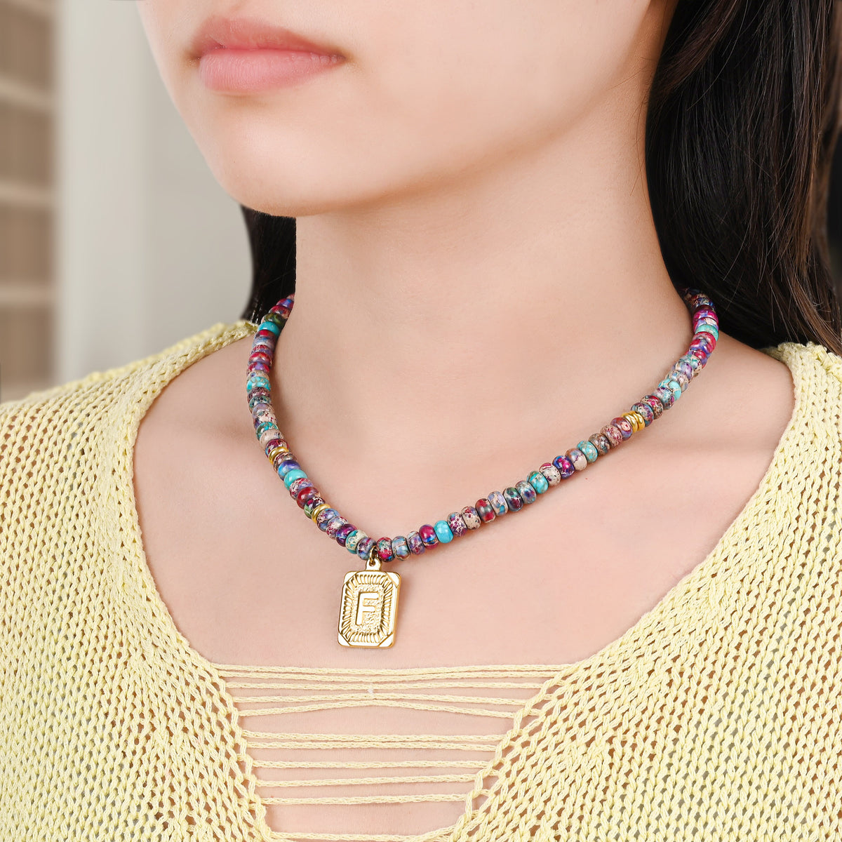 Collar de burbujas con inicial de gema vibrante