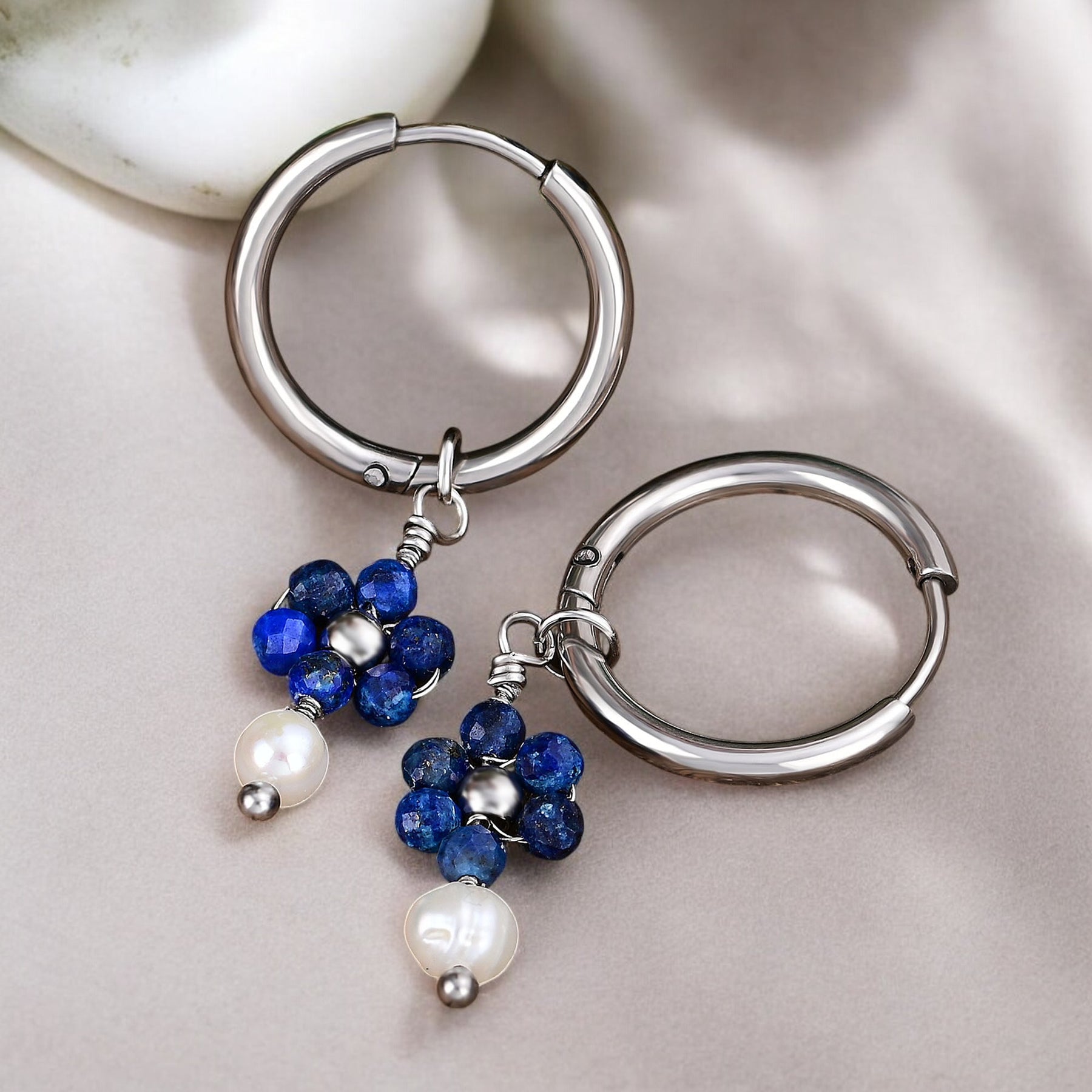 Pendientes de aro con lapislázuli plateado y flor de perla