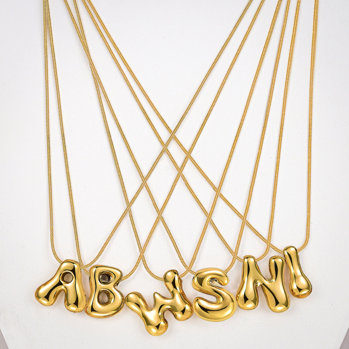 Collar con inicial en letra burbuja de brillo dorado