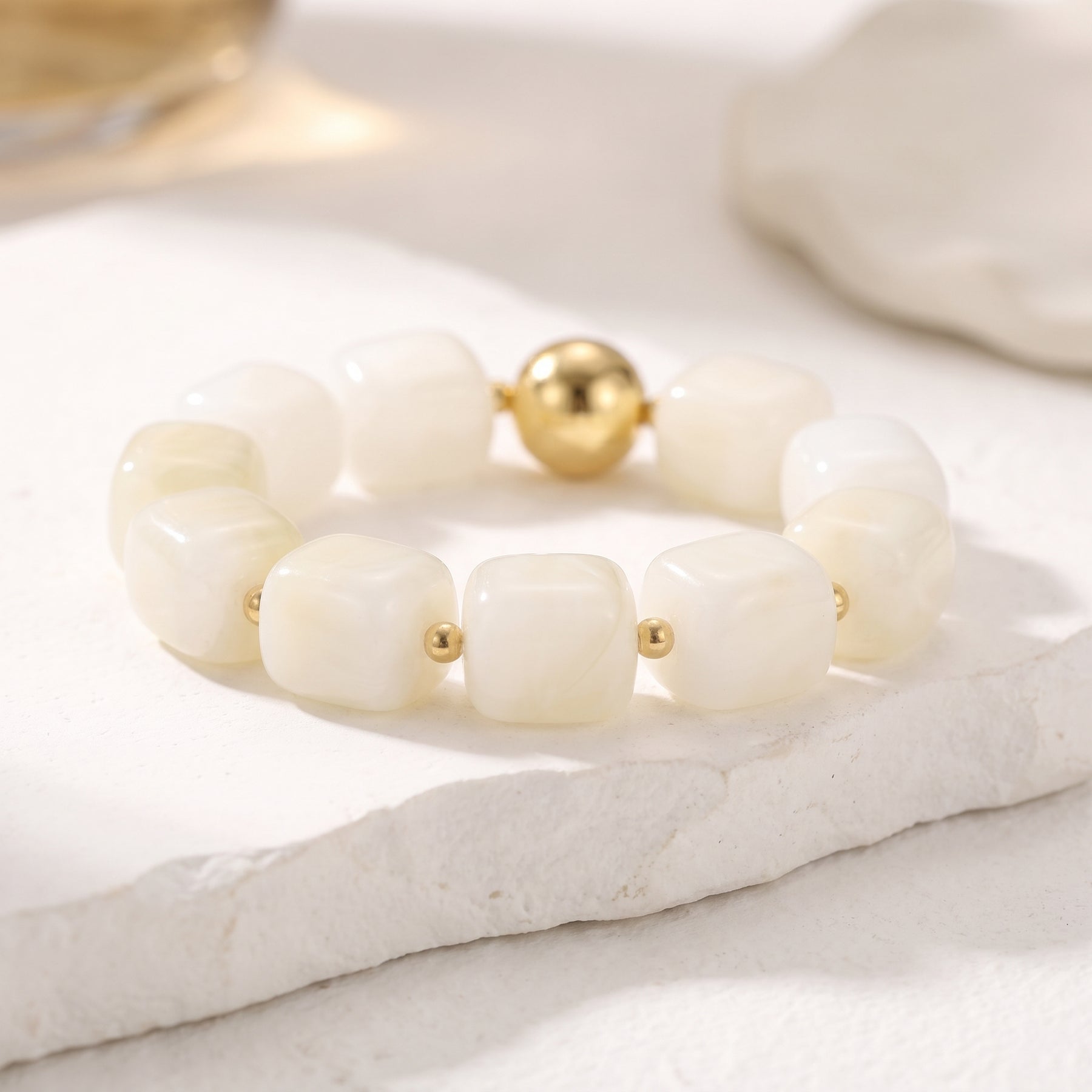 Pulsera gruesa de marfil iluminada por la luna