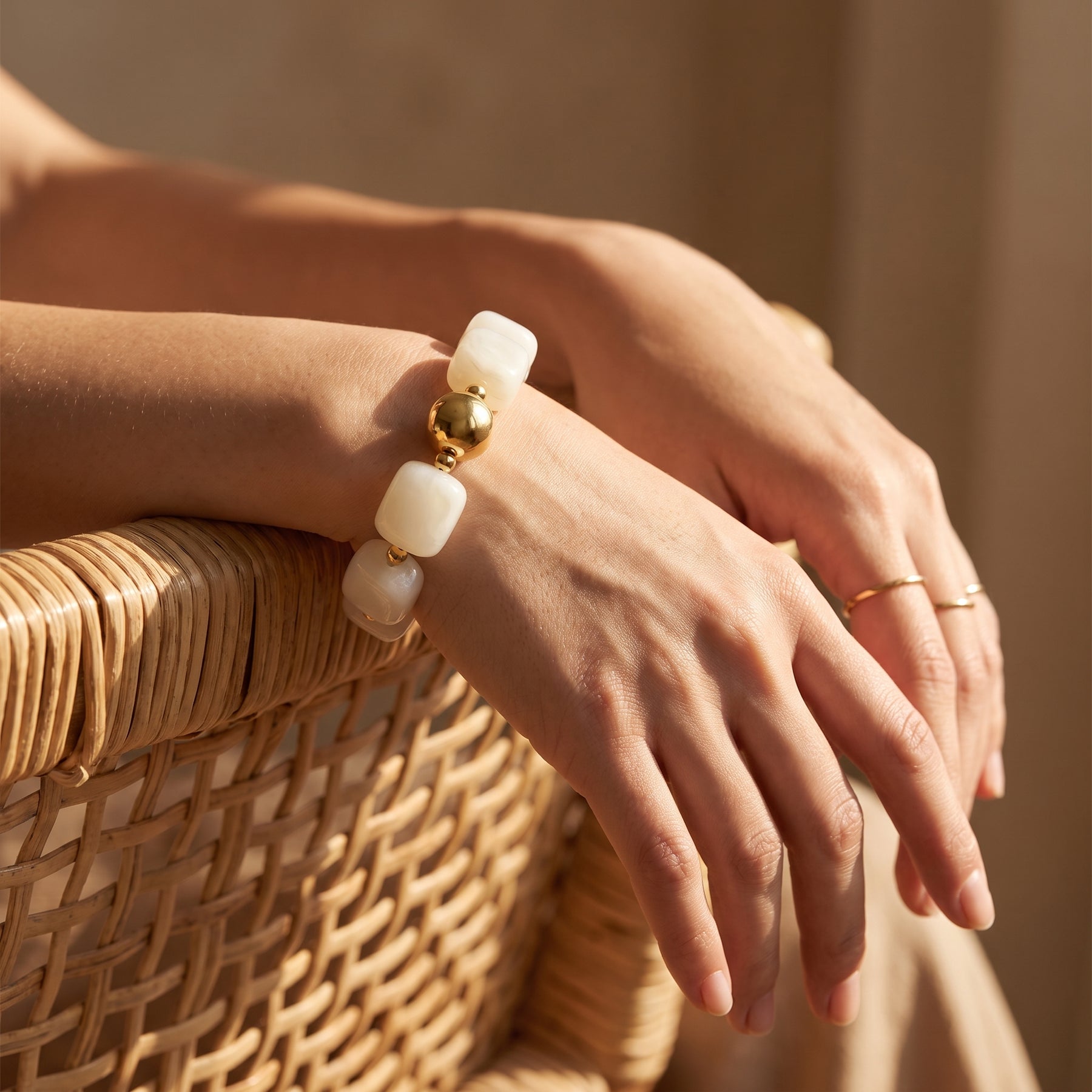 Pulsera gruesa de marfil iluminada por la luna