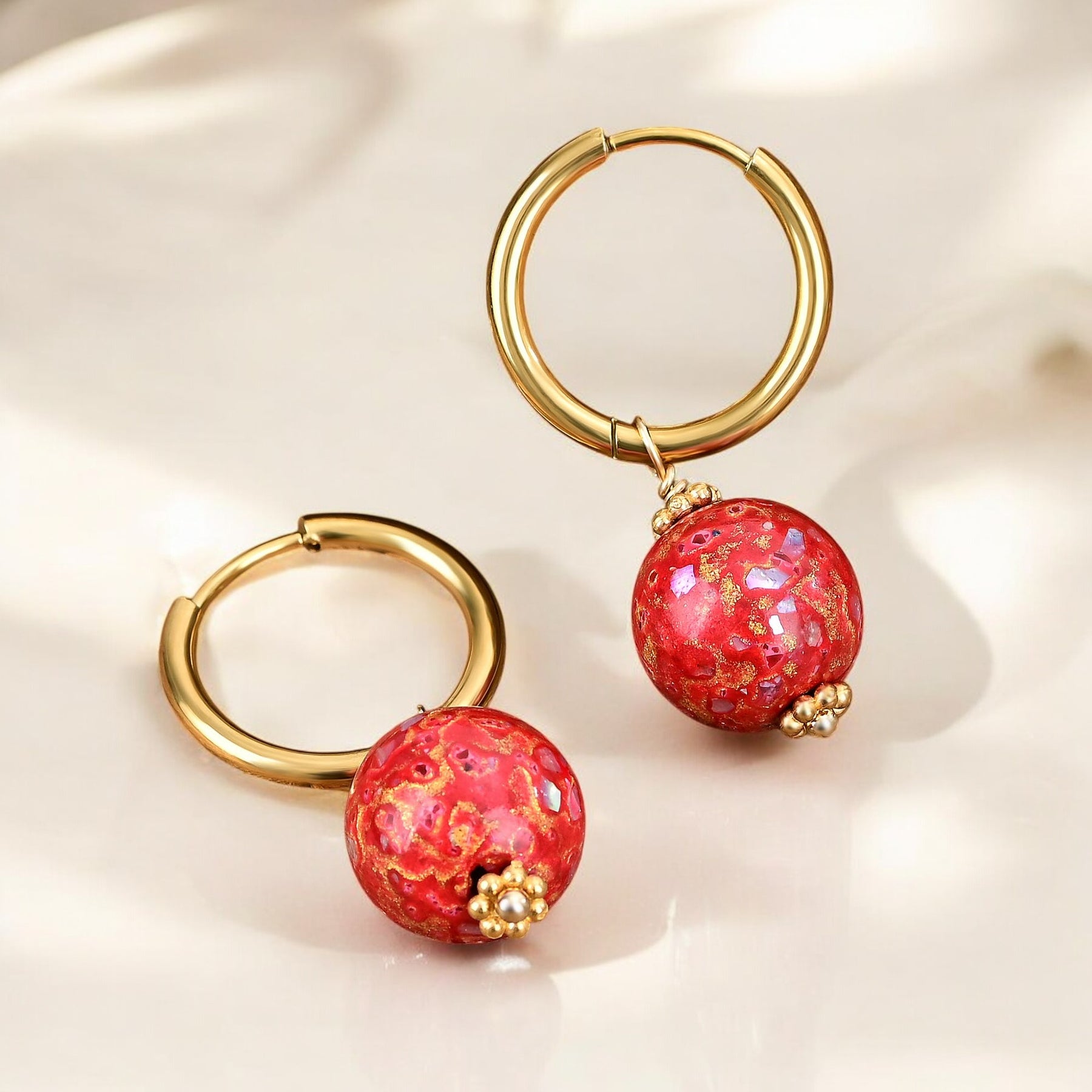 Pendientes de aro con orbe moteado Crimson Orbit
