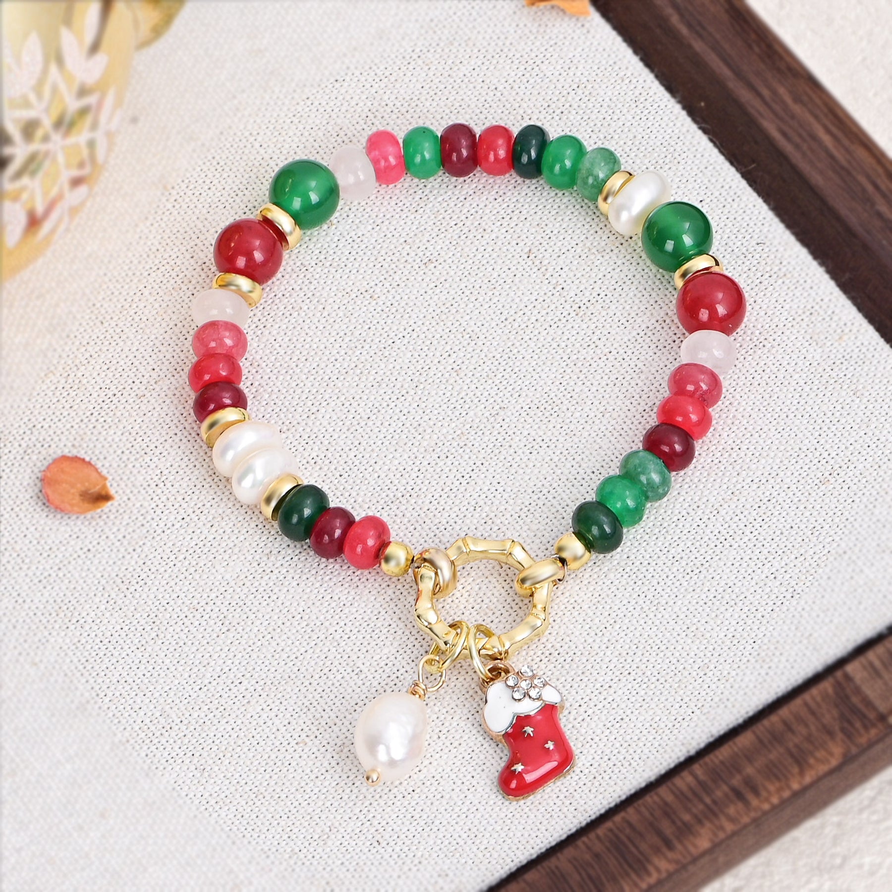 Pulsera de perlas con brillo navideño
