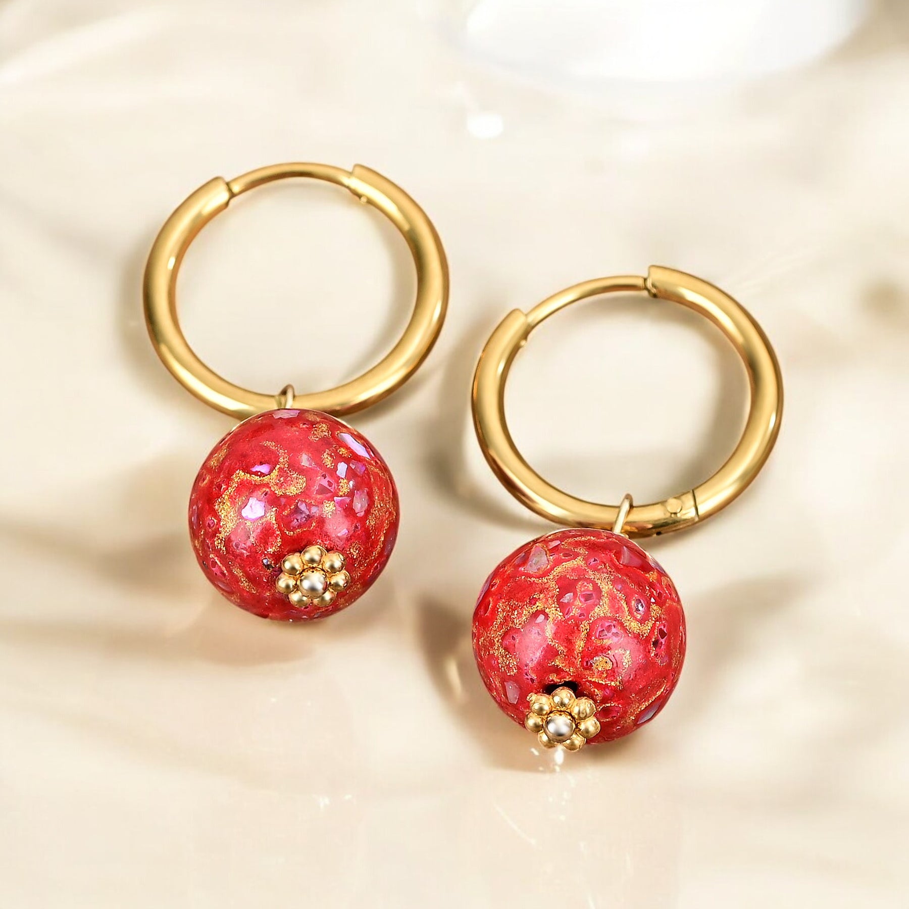 Pendientes de aro con orbe moteado Crimson Orbit