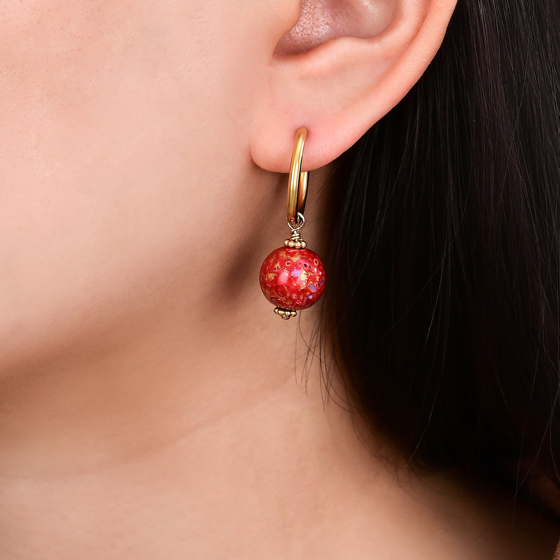 Pendientes de aro con orbe moteado Crimson Orbit