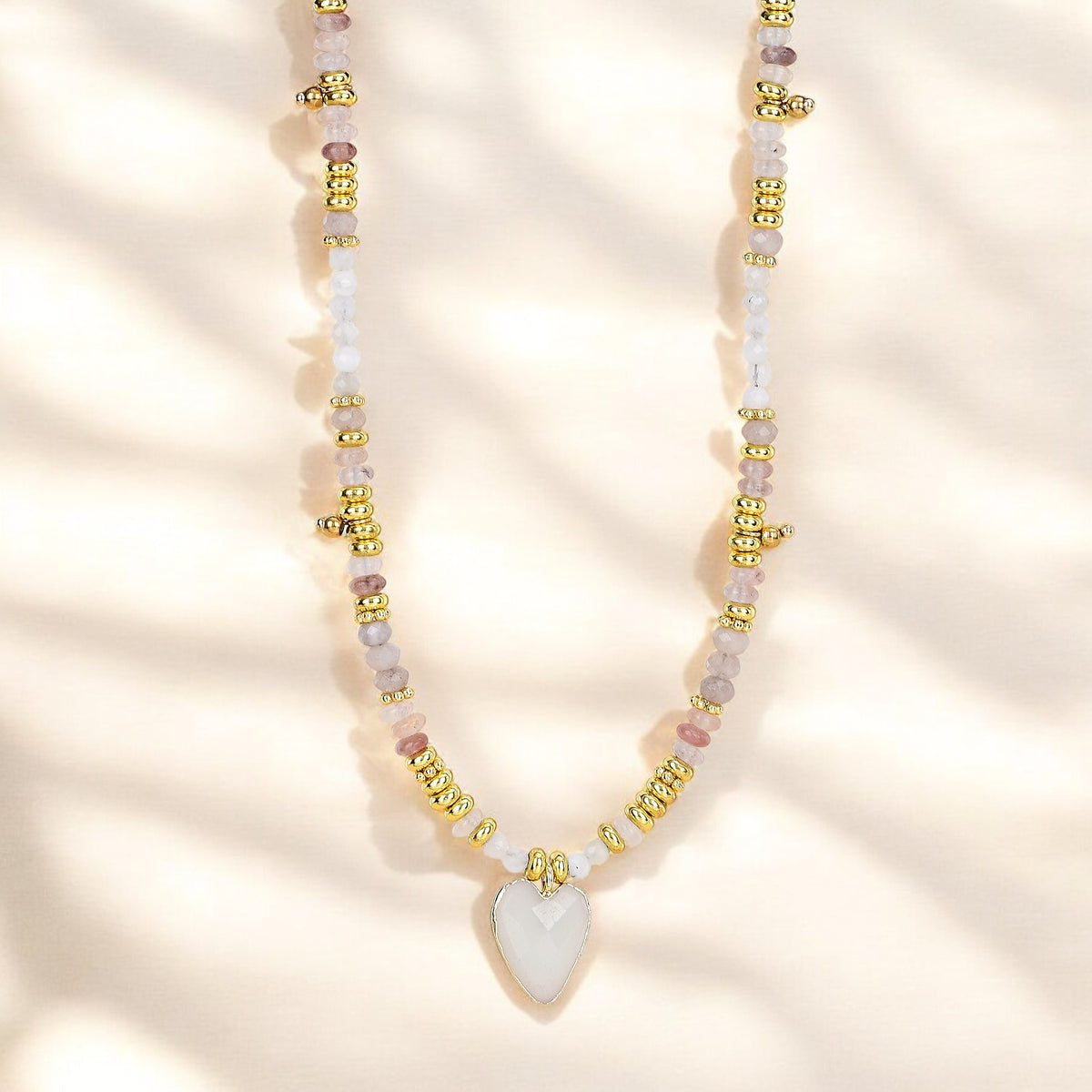 Collar con amuleto de amor de piedra lunar