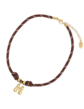 Collar de cuerda con letras burbuja doradas