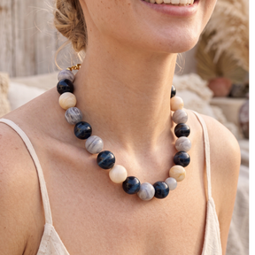Collar grueso de cuentas grises
