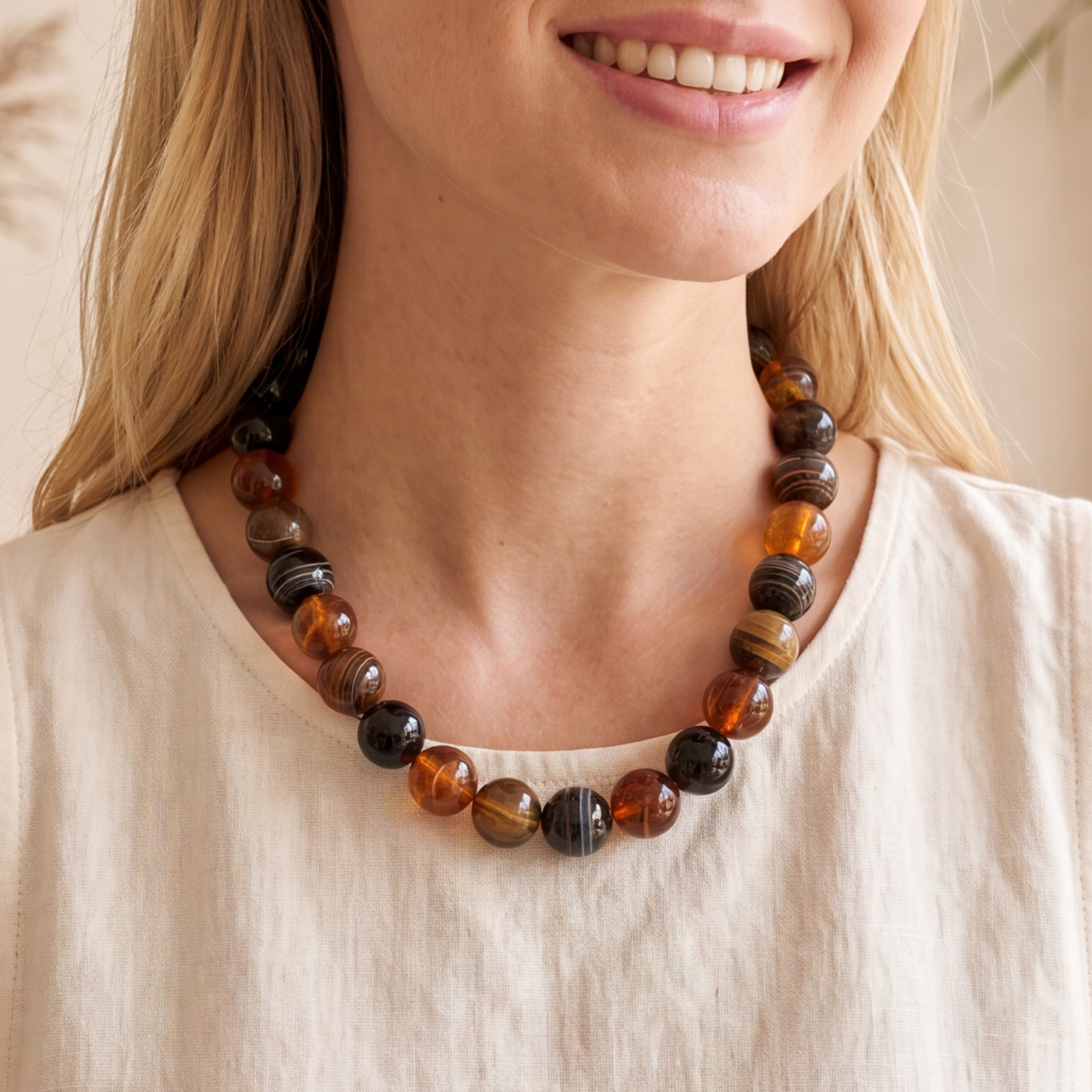 Collar grueso de cuentas marrones