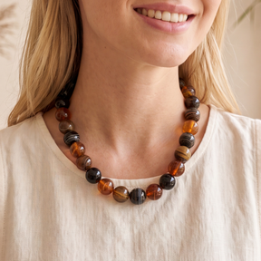 Collar grueso de cuentas marrones