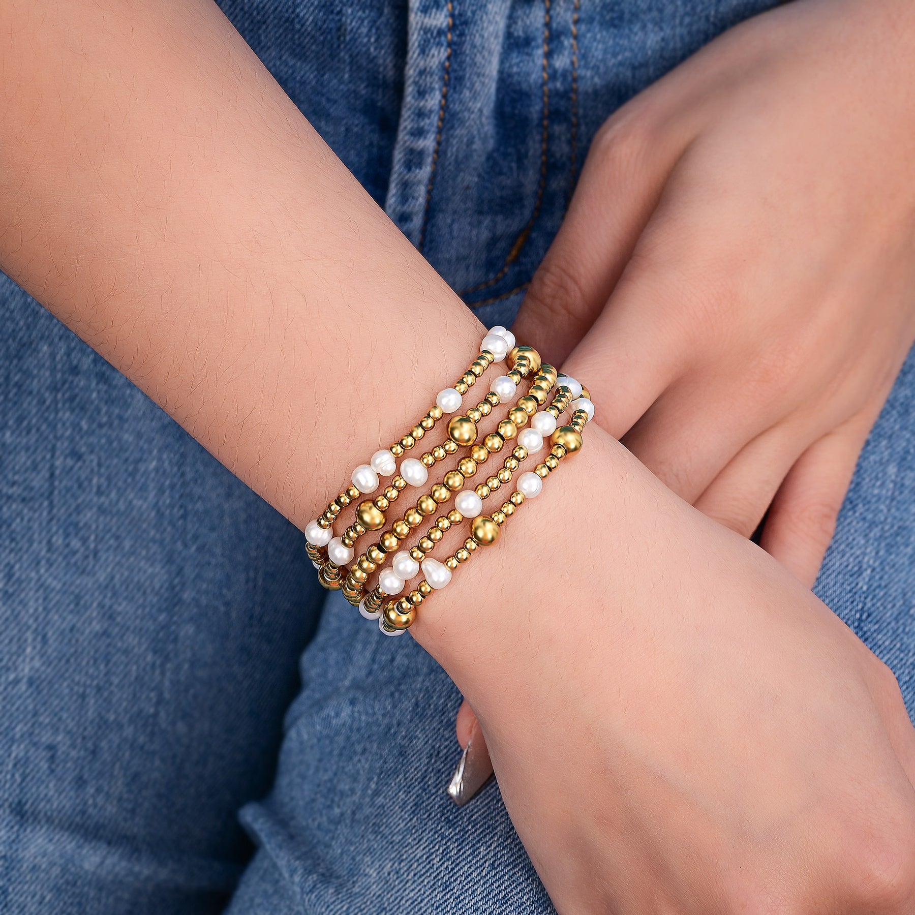 Conjunto de pulseras de perlas doradas brillantes