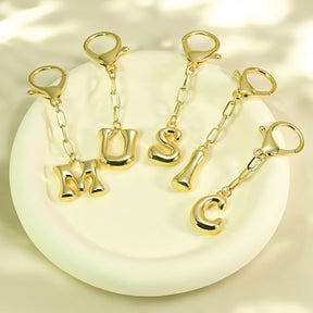 Llavero de letra inicial burbuja y charm para bolso