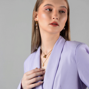 Collar con inicial de burbuja con brillo dorado