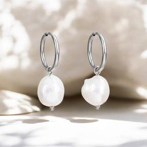 Pendientes de aro con encanto de perla plateada