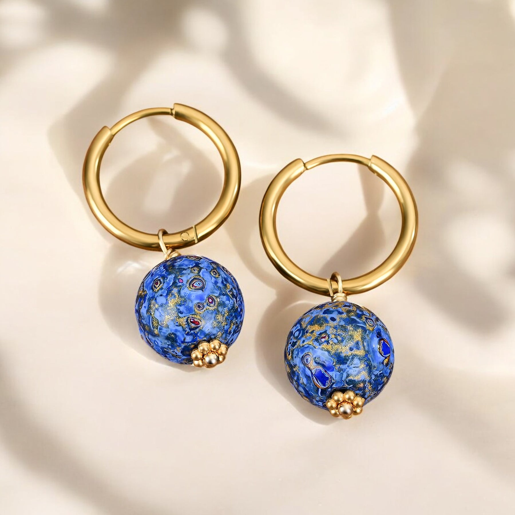 Pendientes de aro con orbe moteado Sapphire Sky