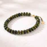 Collar grueso verde resplandor del bosque
