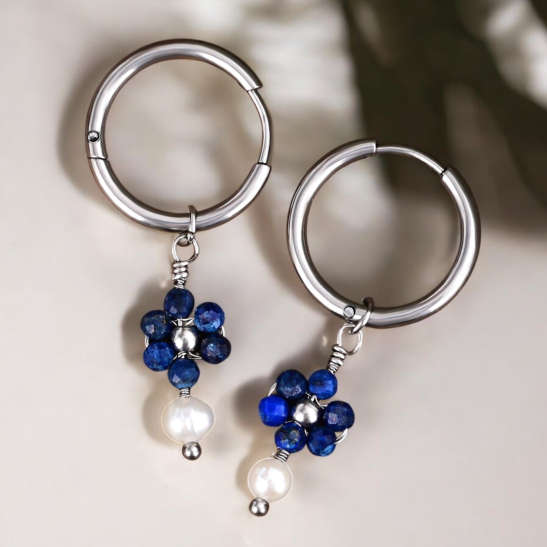 Pendientes de aro con lapislázuli plateado y flor de perla