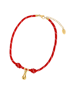 Collar de cuerda con letras burbuja doradas