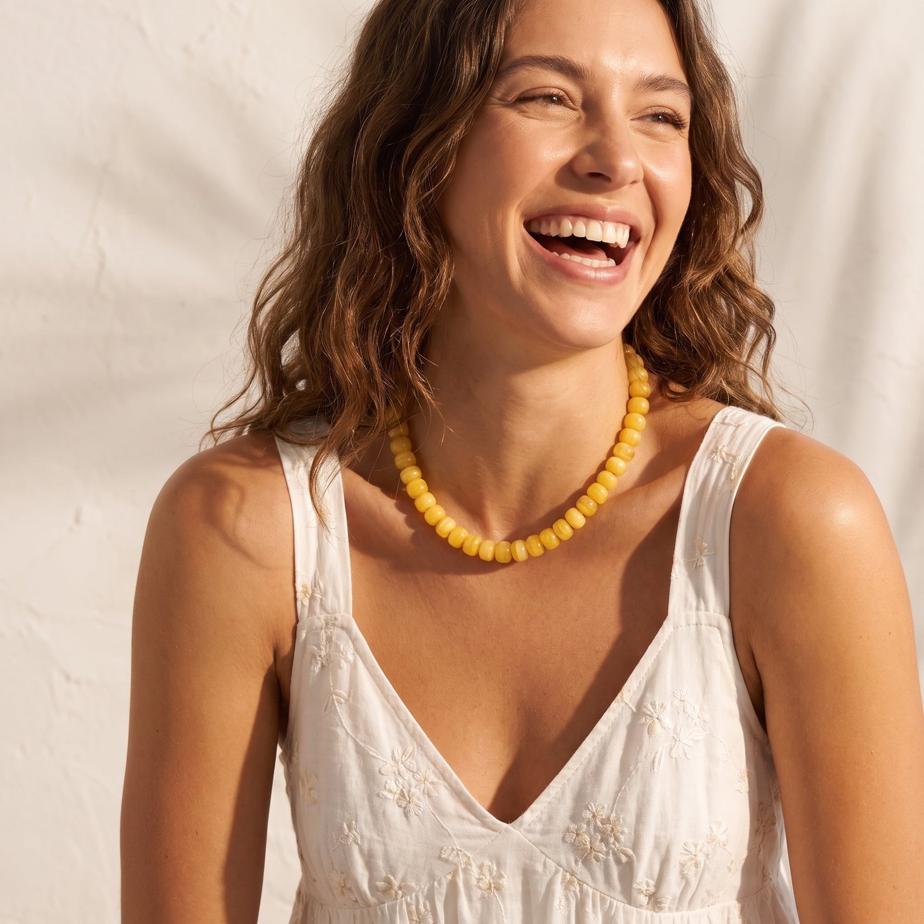 Collar llamativo con brillo color miel