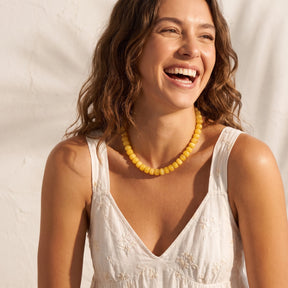 Collar llamativo con brillo color miel