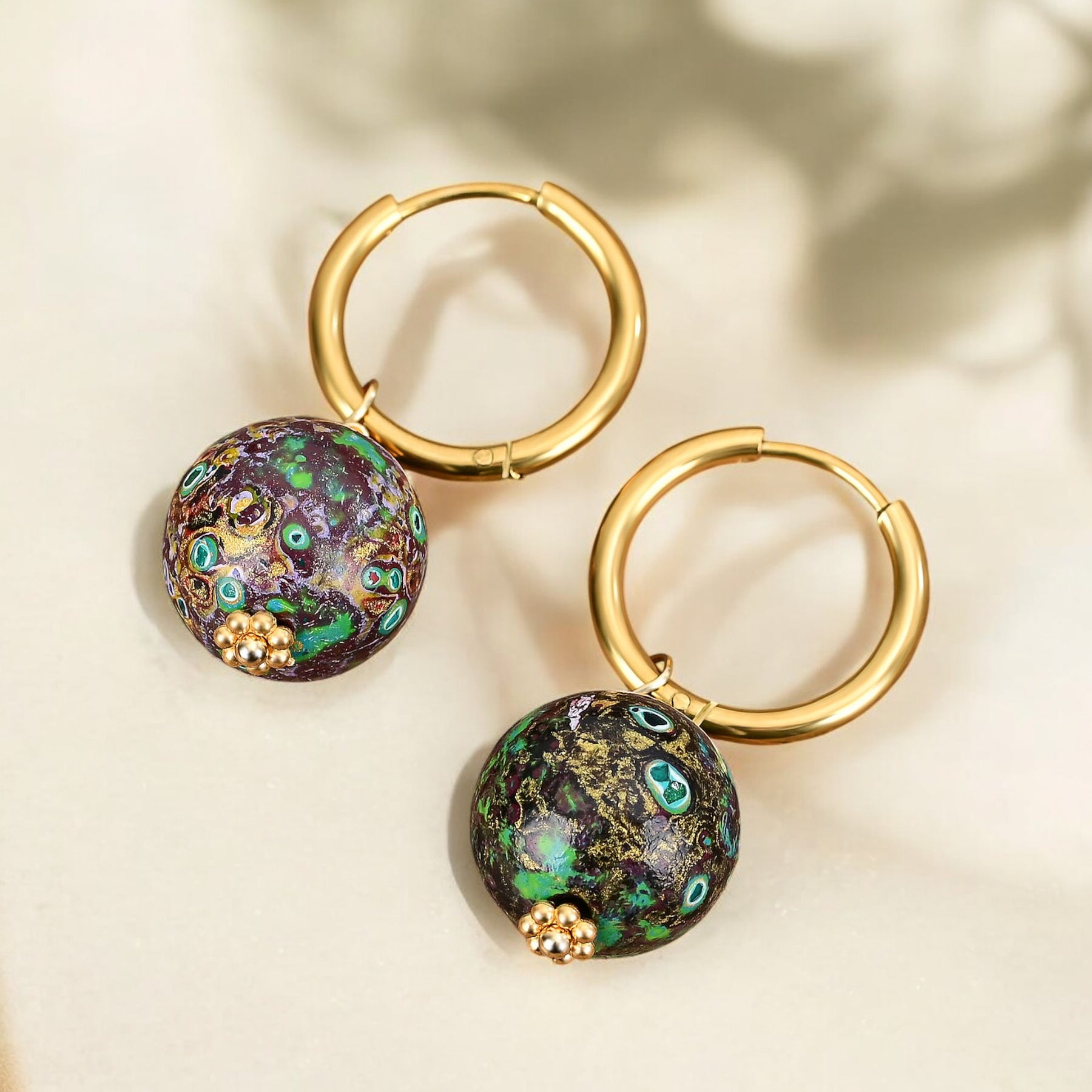 Pendientes de aro con orbe moteado Emerald Eclipse
