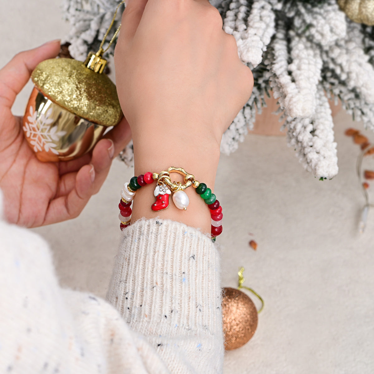 Pulsera de perlas con brillo navideño