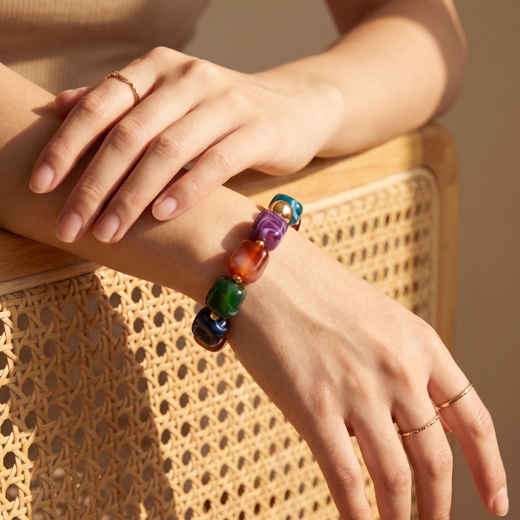 Pulsera gruesa de cuentas multicolores místicas