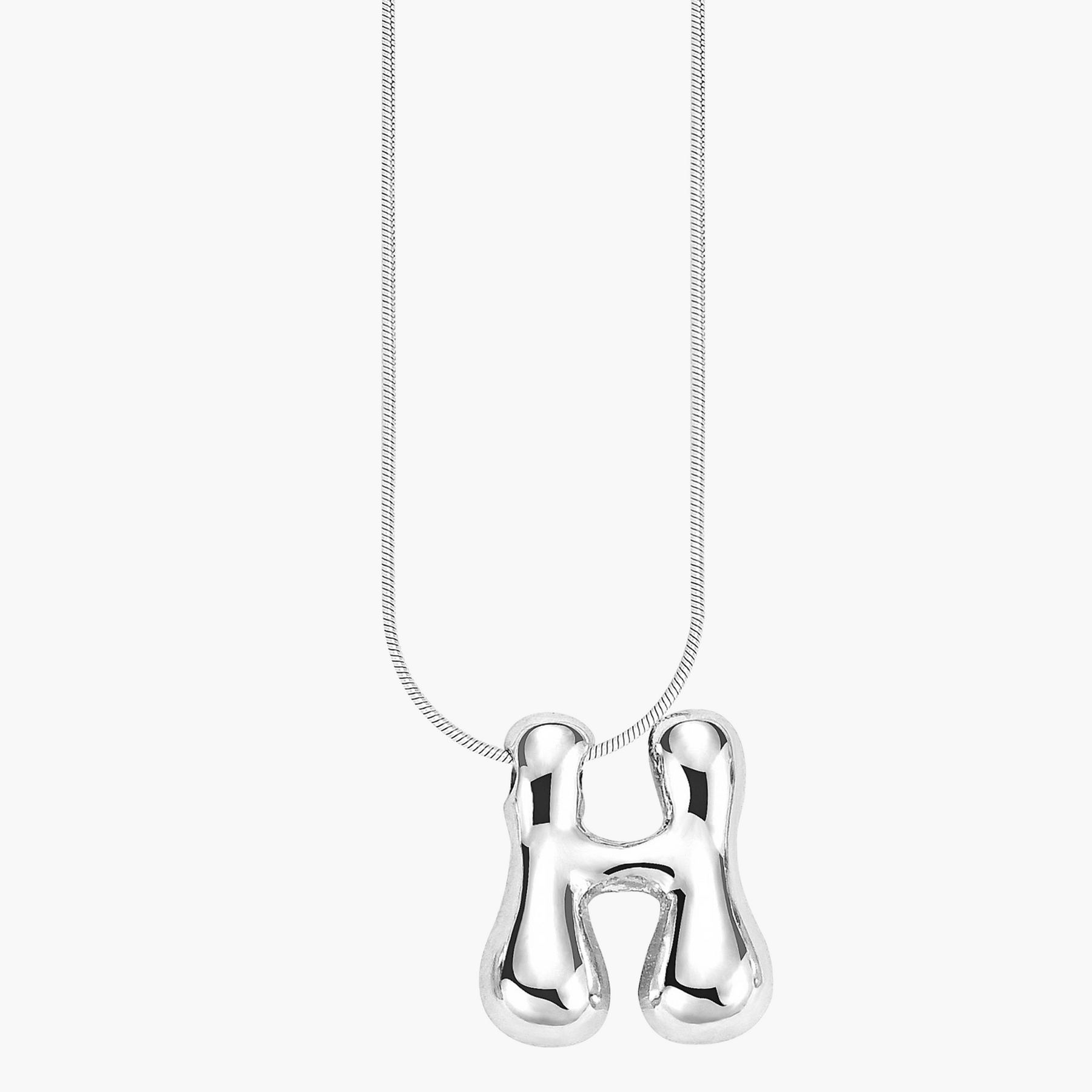 Collar con inicial en letra burbuja de brillo plateado