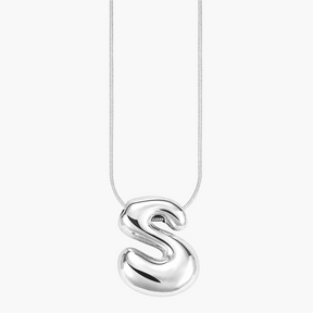 Collar con inicial en letra burbuja de brillo plateado