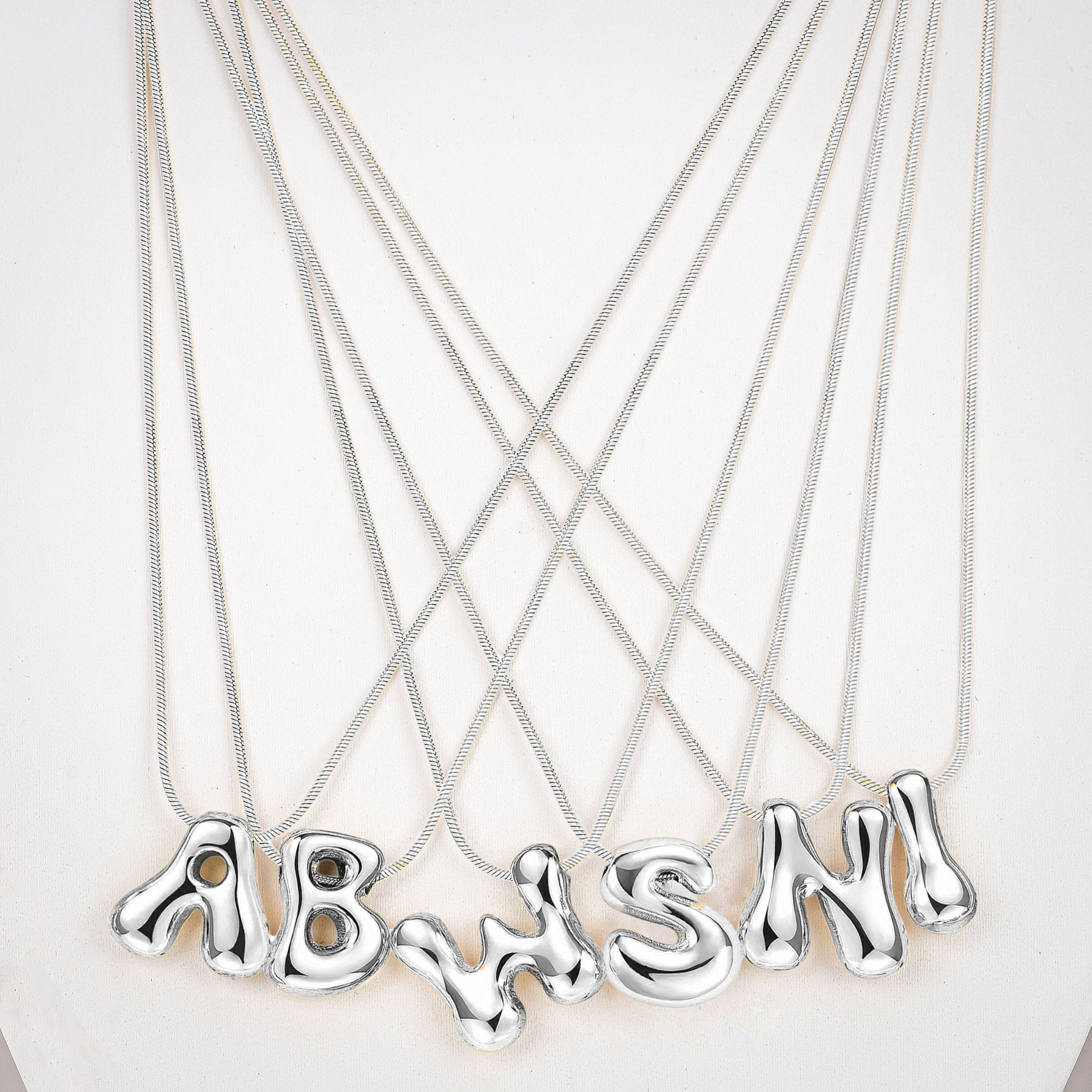 Collar con inicial en letra burbuja de brillo plateado