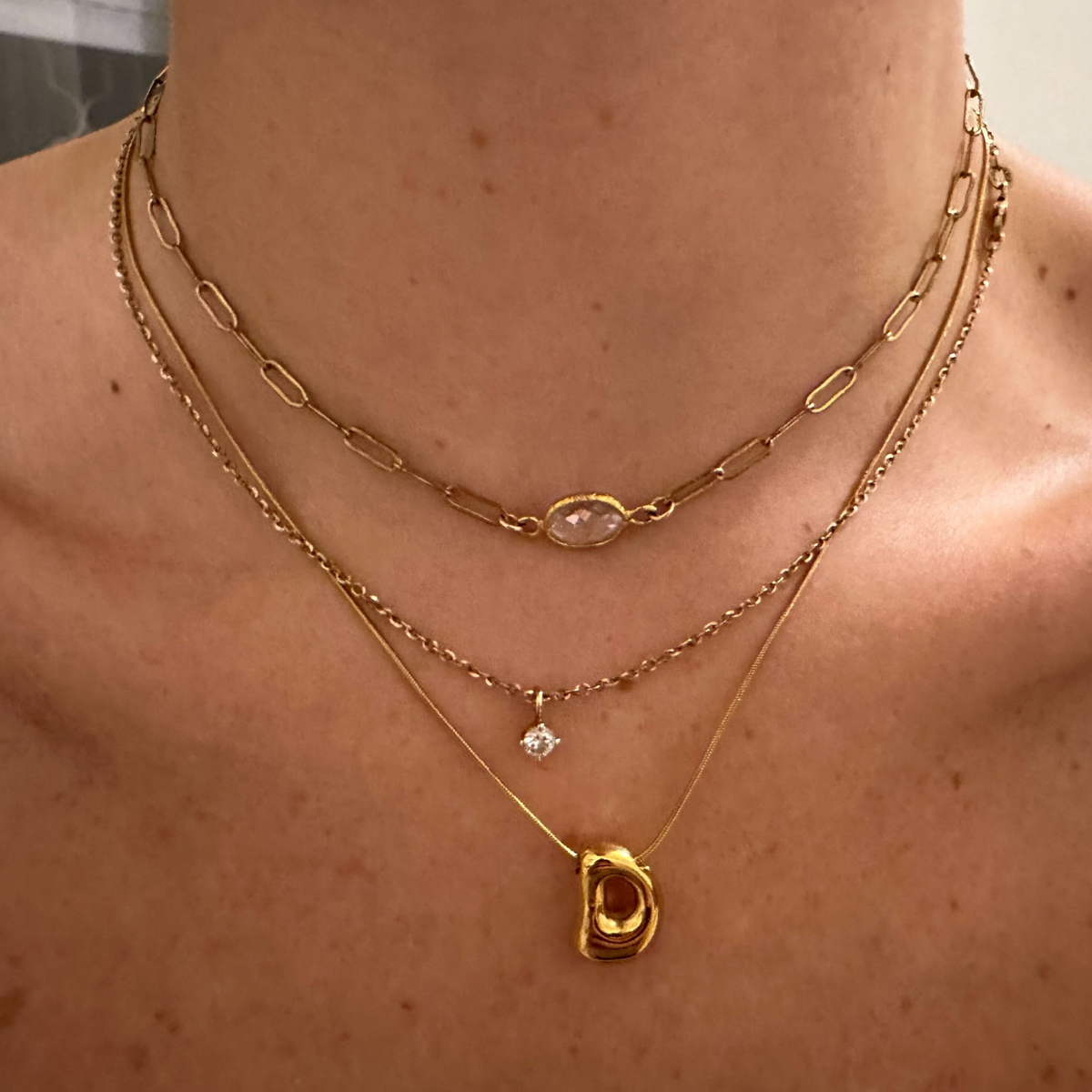 Collar con inicial en letra burbuja de brillo dorado