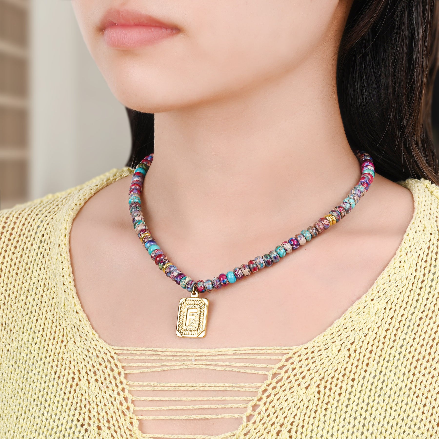 Collar de burbujas con inicial de gema vibrante