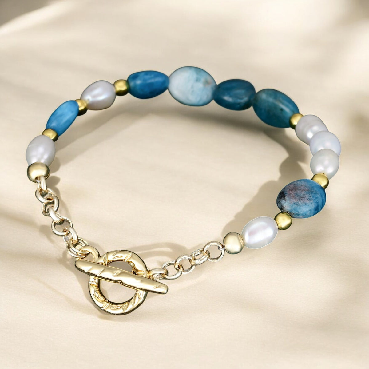 Pulsera de apatita Bliss frente a la playa