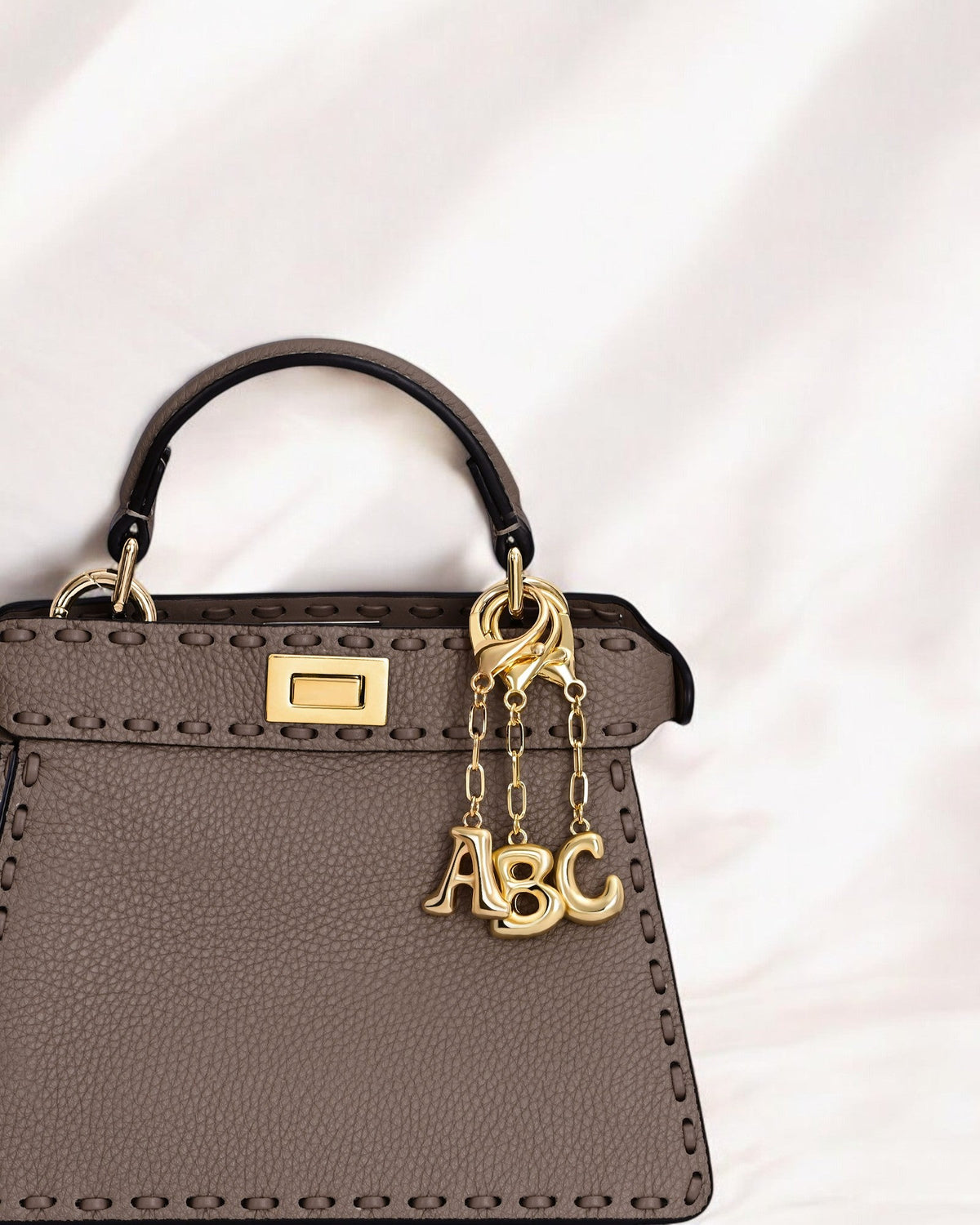 Llavero de letra inicial burbuja y charm para bolso