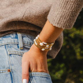 Conjunto de pulseras de perlas de agua dulce doradas