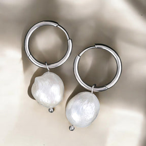 Pendientes de aro con encanto de perla plateada