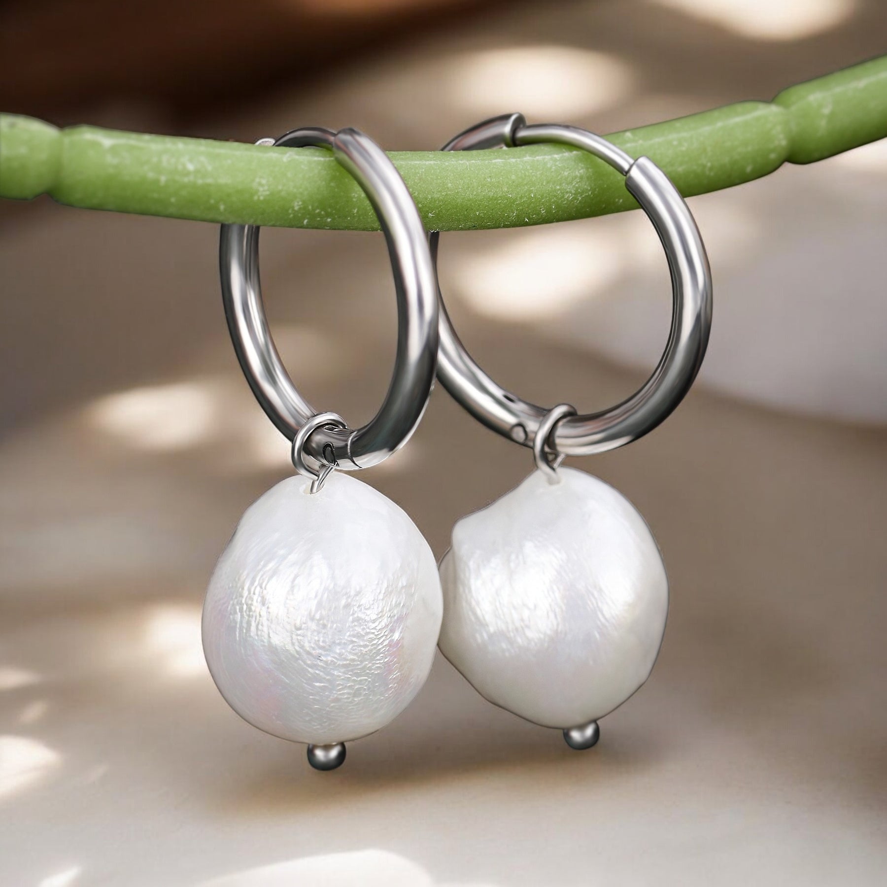 Pendientes de aro con encanto de perla plateada