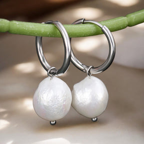 Pendientes de aro con encanto de perla plateada