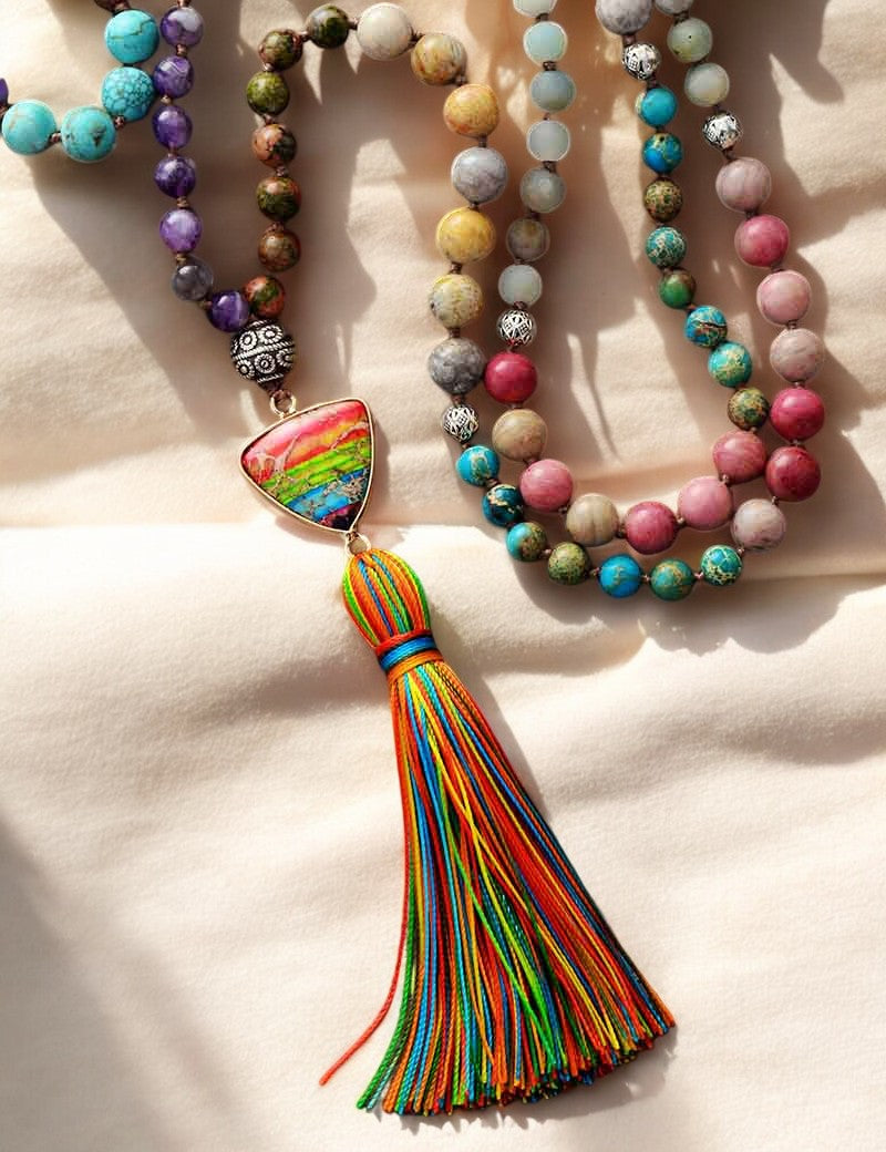 Collar con borla y dije de chakra