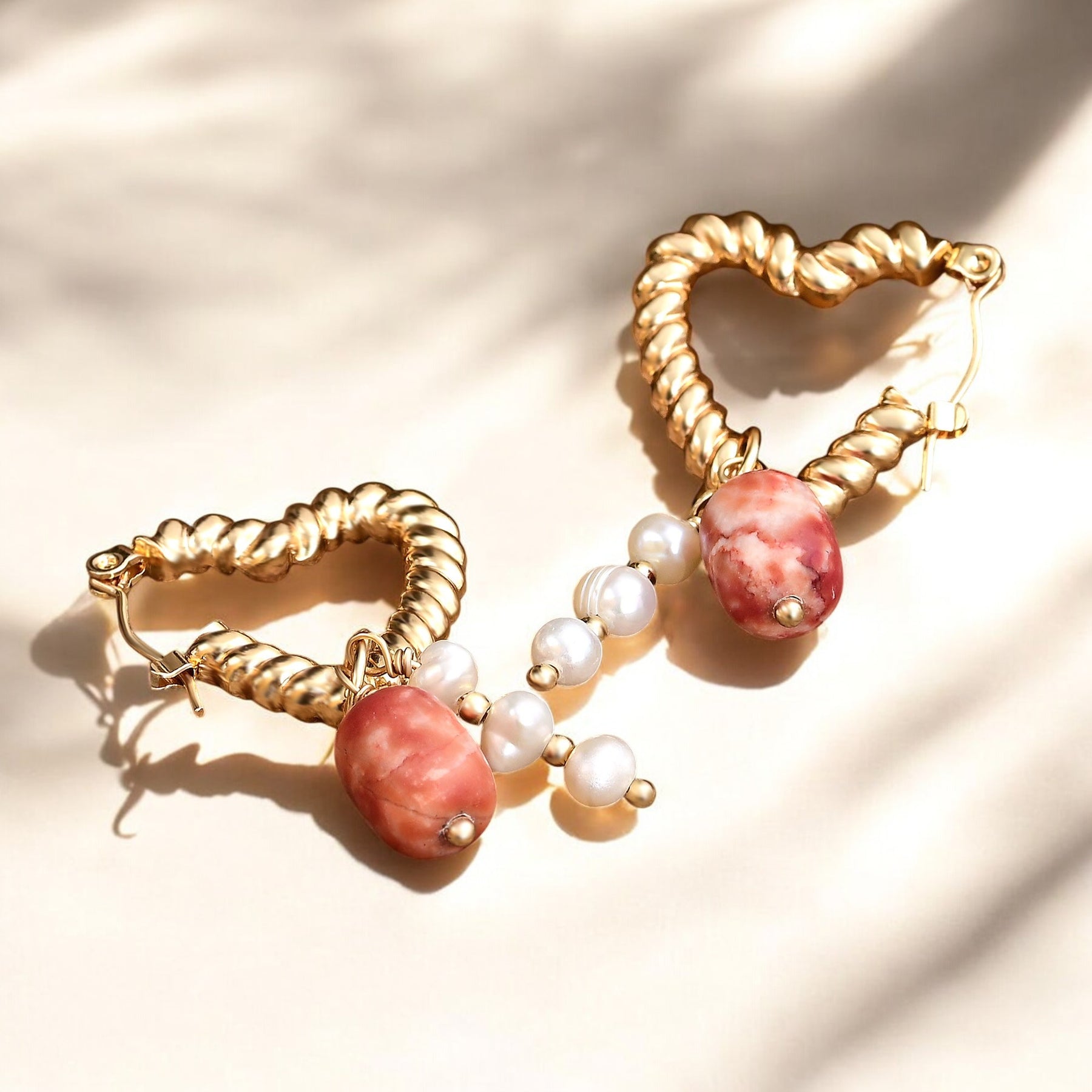 Pendientes de aro con dije de ágata y perla en forma de corazón