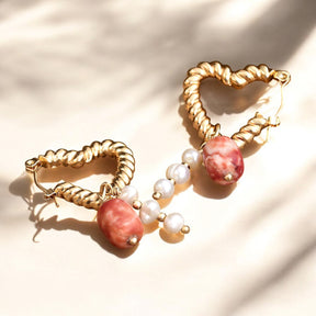 Pendientes de aro con dije de ágata y perla en forma de corazón