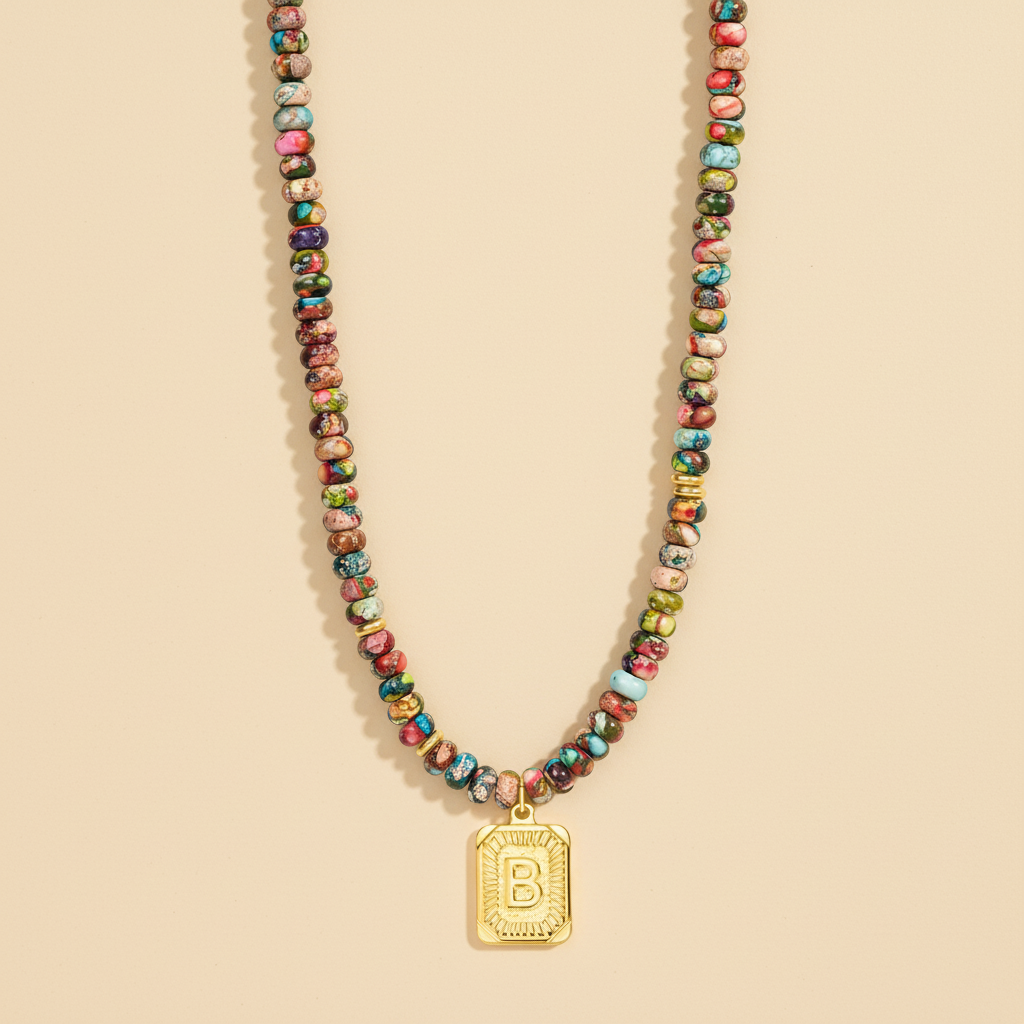 Collar de burbujas con inicial de gema vibrante