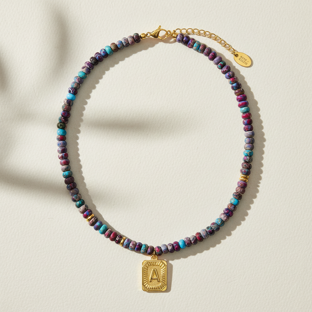 Collar de burbujas con inicial de gema vibrante