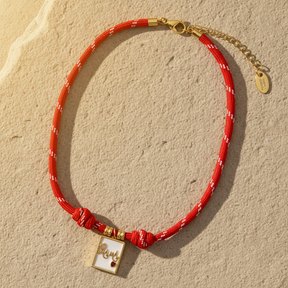 Collar con encanto de amor rojo