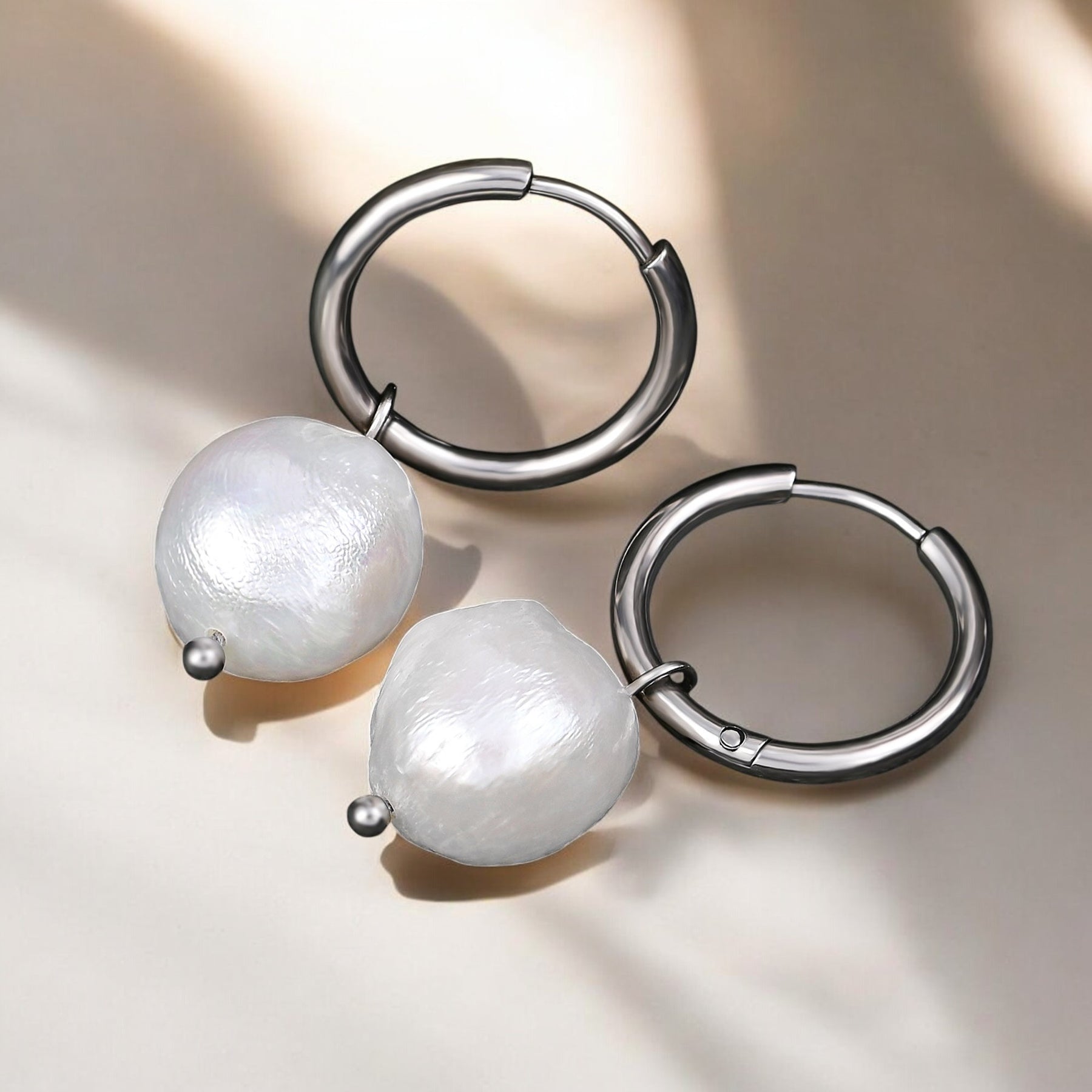 Pendientes de aro con encanto de perla plateada